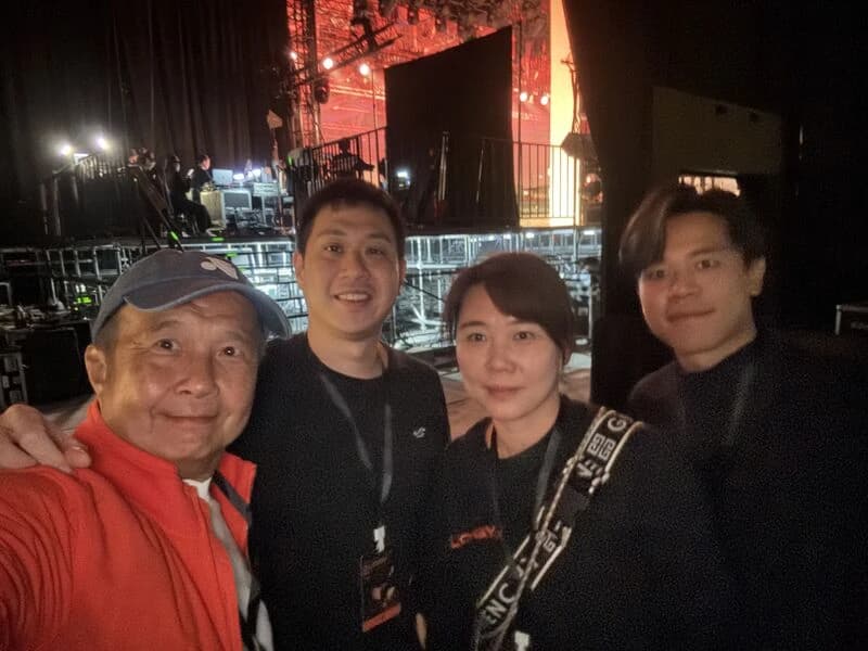 Ronald Leung with concert participants backstage at CNBLUE